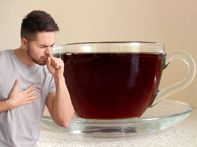 dečko kašlje i drži se za pluća, iza njega šolja čaja