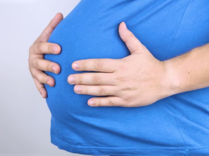 otečen stomak kod muškarca koji pati od nadimanja
