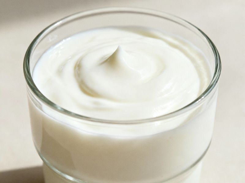 jogurt u staklenoj providnoj čaši