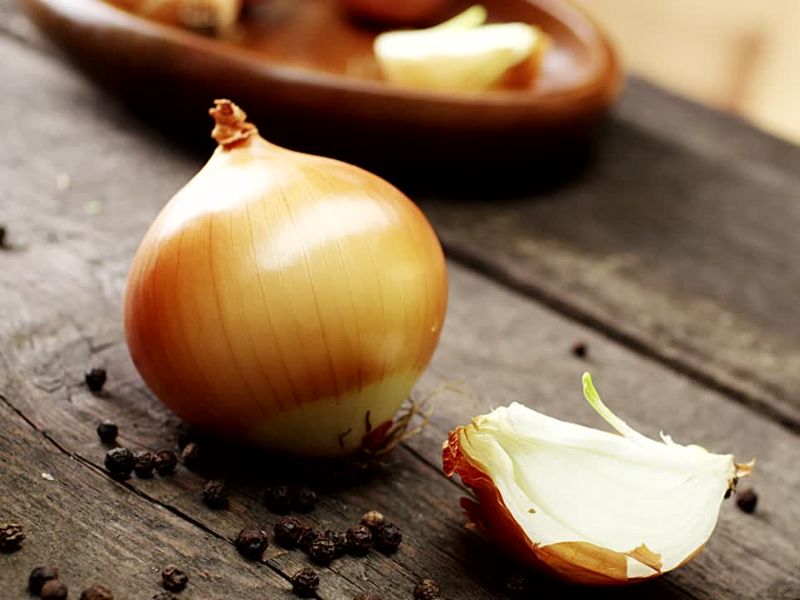 crni luk na dasci sa par zdrna bibera