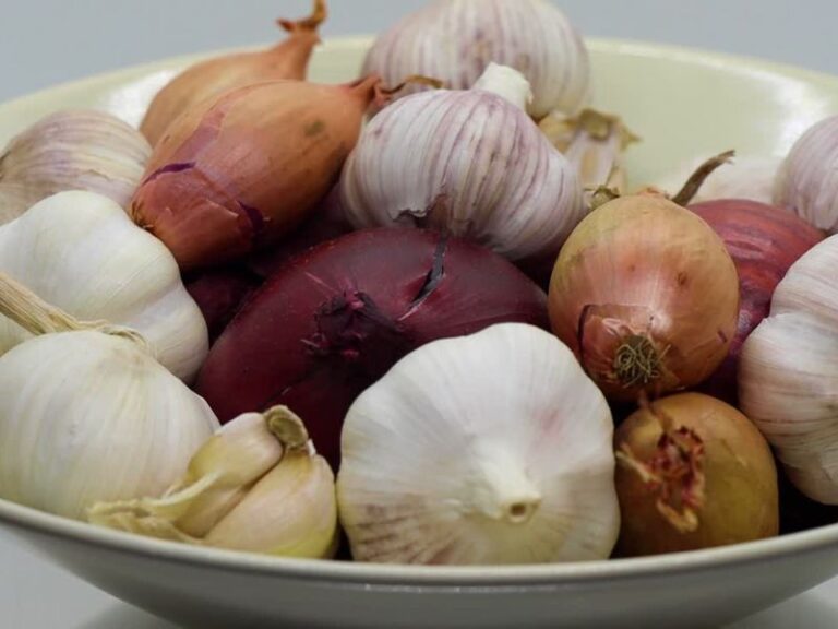 Koji luk snižava pritisak? Beli ili crni luk?