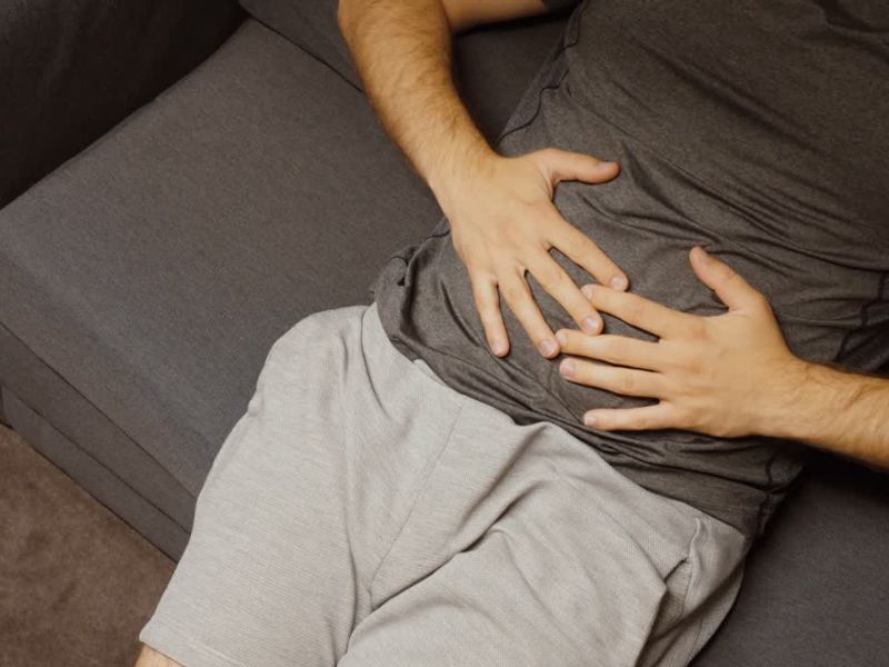 čovek se drži za stomak, nadimanje